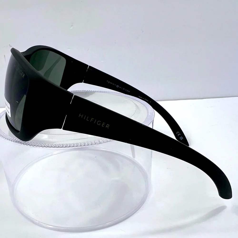 ⭐️TOMMY HILFIGER💯BLACK FRAME, SPORTS, OLIVE GREEN LENSES, SUNGLASSES **UNISEX**
